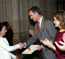 Su Majestad el Rey entrega el Premio Nacional de Teatro 2014 a Pilar Pérez de la Compañía Chévere