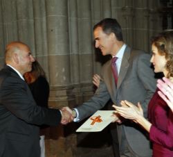 Su Majestad el Rey entrega el Premio Nacional de Artes Escénicas para la Infancia y la Juventud 2014 a Enríque Lanz director de la Compañía Títeres Et