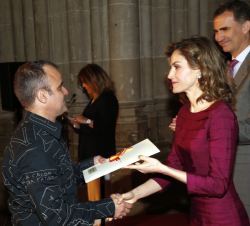 Su Majestad la Reina entrega el Premio Nacional de Artes Escénicas para la Infancia y la Juventud 2015 a Juan de Lucas director de la Compañía Ultrama
