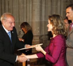 Su Majestad la Reina entrega el Premio Nacional de Circo 2015 a José Palacios presidente de la Unión de Profesionales y Amigos de las Artes Circenses 