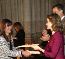 Su Majestad la Reina entrega el Premio Nacional de Artes Plásticas 2015 a Amparo López en representación de Concha Jerez