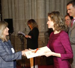 Su Majestad la Reina entrega el Premio Nacional de Televisión 2015 a Julia C. Mesonero, esposa de José Luis Balbín Meana