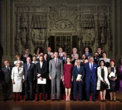Fotografía de grupo de Su Majestad el Rey con los galardonados del año 2014