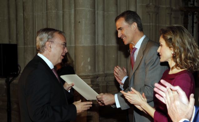 Su Majestad el Rey entrega el Premio Nacional de Literatura Modalidad Poesía 2014 a Antonio Hernández Ramírez