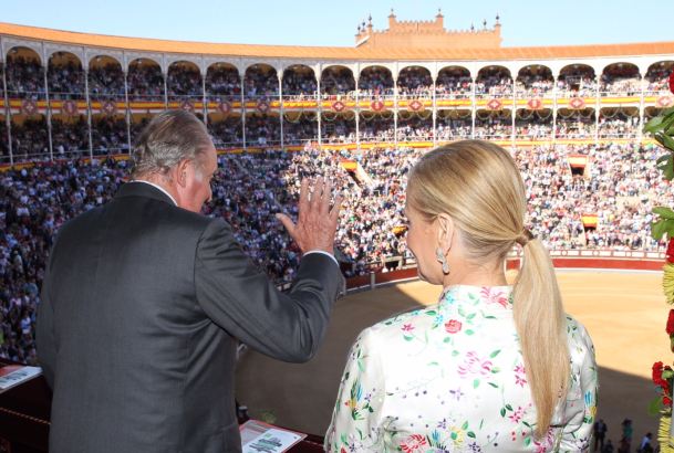Su Majestad el Rey Don Juan Carlos saluda desde el palco