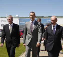 Don Felipe se dirige al edifcio central de la Factoría Renault