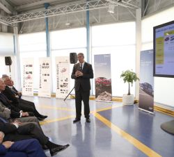Don Felipe durante las explicaciones que ofrece el director de fabricaciones del gruo Renault, José Vicente de los Mozos