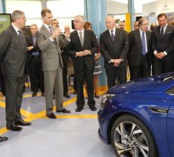 Don Felipe durante la vista frente a un modelo del nuevo Renault Megane IV