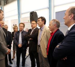 Su Majestad el Rey conversa con trabajadores de la fábrica de Renault en Palencia