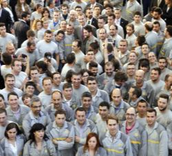 Don Felipe con los trabajadores de la Factoría Renault de Palencia al finalizar su vista