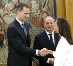 Su Majestad el Rey recibe el saludo de la directora de Scholas Occurrentes en Paraguay y coordinadora de la presencia de Scholas en la Cumbre Iberoame