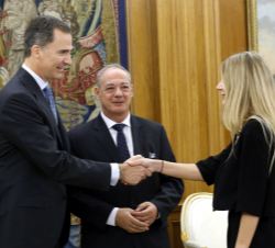 Su Majestad el Rey recibe el saludo de la adjunta al presidente de Scholas Occurrentes, Belén Aldazábal