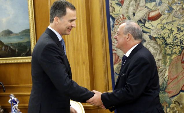 Su Majestad el Rey recibe el saludo del presidente y director mundial de Scholas occurentes, José María del Corral