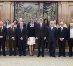 Sus Majestades los Reyes, con los asistentes a la audiencia concedida a los presidentes de las sociedades médicas y científicas asistentes al 44º Cong