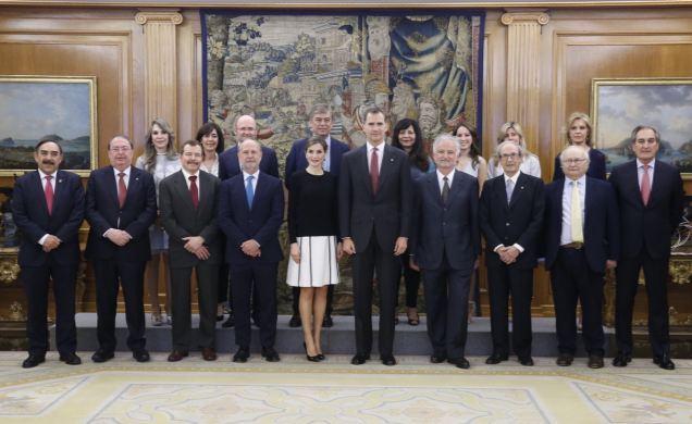 Sus Majestades los Reyes, con los asistentes a la audiencia concedida a los presidentes de las sociedades médicas y científicas asistentes al 44º Cong
