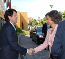 Su Majestad la Reina Doña Sofía recibe el saludo del alcalde de Salamanca, Alfonso Fernández Mañueco