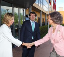 Su Majestad la Reina Doña Sofía recibe el saludo de la Consejera de Familia e Igualdad de Oportunidades de la Junta de Castilla y León, Alicia García 