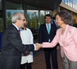 Su Majestad la Reina Doña Sofía recibe el saludo del Rector Magnífico de la Universidad de Salamanca, Daniel Hernández Ruipérez