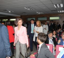 Su Majestad la Reina Doña Sofía a su llegada, junto a las autoridades asistentes, al simposio