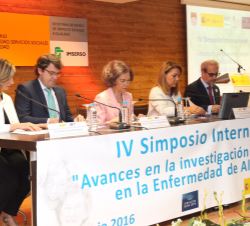 Su Majestad la Reina Doña Sofía en la mesa presidencial junto a las autoridades asistentes al simposio
