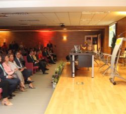 Doña Sofía con las autoridades, durante a la presentación, por parte de la directora gerente del Centro de Referencia Estatal de Atención a Personas c