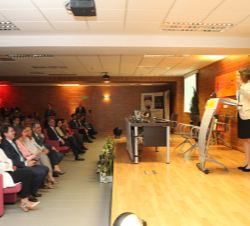 Doña Sofía, junto al resto de las autoridades, durante la conferencia inaugural por parte de Katarzyna Hess-Wiktor