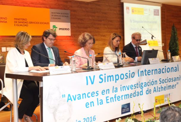 Su Majestad la Reina Doña Sofía en la mesa presidencial junto a las autoridades asistentes al simposio