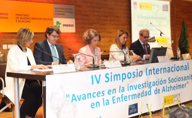 Su Majestad la Reina Doña Sofía en la mesa presidencial junto a las autoridades asistentes al simposio