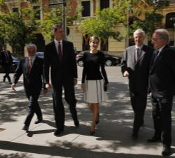 Los Reyes, a su llegada, con el director, el vicedirector y el secretario de la Real Academia Española