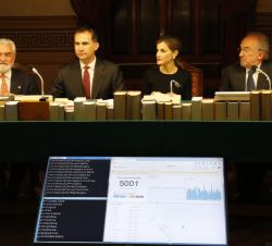 Don Felipe y Doña Letizia, durante la reunión del pleno de la Real Academia Española, junto al director y el secretario de la Real Academia Española