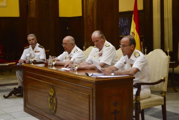 Don Juan Carlos, en la mesa presidencial durante la reunión del Real Patronato del Museo Naval, junto al almirante jefe de Estado Mayor de la Armada y
