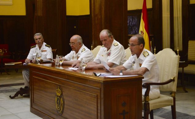 Don Juan Carlos, en la mesa presidencial durante la reunión del Real Patronato del Museo Naval, junto al almirante jefe de Estado Mayor de la Armada y