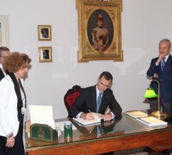 Su Majestad el Rey firma en el libro de honor de la Real Academia de la Historia