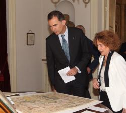 Su Majestad el Rey recorre una muestra de piezas destacadas de los fondos de Cartografía y Biblioteca junto a la directora de la Real Academia de la H