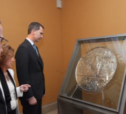Su Majestad el Rey recorre una muestra de piezas destacadas de los fondos de Cartografía y Biblioteca junto a la directora de la Real Academia de la H