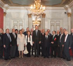 Su Majestad el Rey junto a los académicos de la Real Academia de la Historia