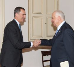 Su Majestad el Rey recibe el saludo de Hugo O'Donnell, ponente de la conferencia