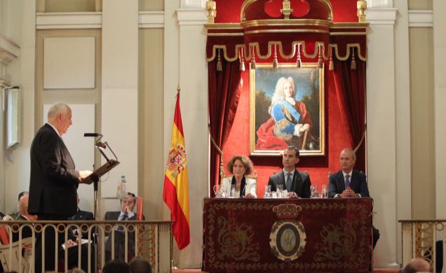 Su Majestad el Rey en la mesa presidencial junto a la directora de la Real Academia de la Historia, Carmen Iglesias y el ministro de Defensa en funcio