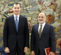 Su Majetsad el Rey junto al presidente del Tribunal Constitucional, Francisco Pérez de los Cobos