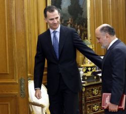 Su Majetsad el Rey junto al presidente del Tribunal Constitucional, Francisco Pérez de los Cobos, momentos antes de hacerle entrega de la Memoria
