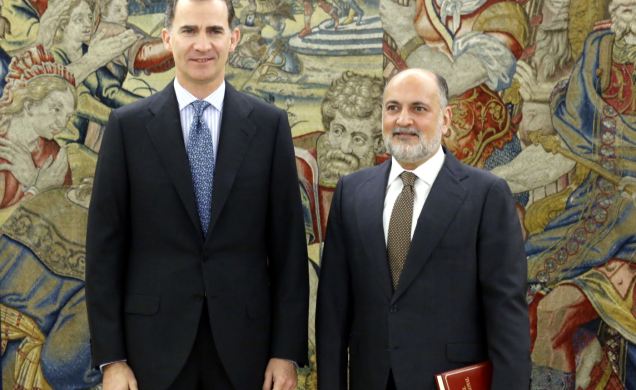 Su Majetsad el Rey junto al presidente del Tribunal Constitucional, Francisco Pérez de los Cobos