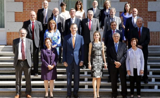 Fotografía de grupo de Sus Majestades los Reyes con la Junta Directiva de la Asociación de la Prensa de Madrid