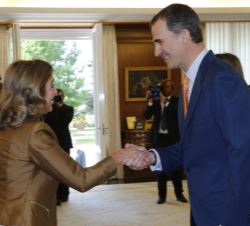 Su Majestad el Rey recibe el saludo de la secretaria de Estado de Investigación, Desarrollo e Innovación, Carmen Vela