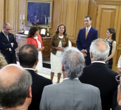 Sus Majestades los Reyes durante la audiencia con una representación de los responsables de los centros y unidades que han obtenido la Acreditación de