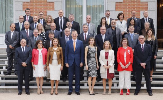 Fotografía de grupo de Sus Majestades los Reyes con una representación de los responsables de los centros y unidades que han obtenido la Acreditación 