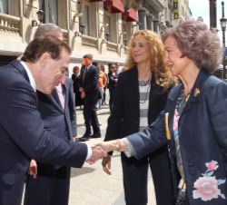Su Majestad la Reina Doña Sofía acompañada por Su Alteza Real la Infanta Doña Elena, recibe el saludo del presidente de Mapfre y de su Fundación, Anto