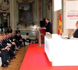 Su Majestad la Reina Doña Sofía en la mesa presidencial durante la intervención del presidente de Mapfre y de su Fundación, Antonio Huertas