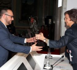 Su Majestad la Reina Doña Sofía entrega el Premio Internacional de Seguros Julio Castelo Matrán al director de relaciones gubertamentales de Ohio Insu