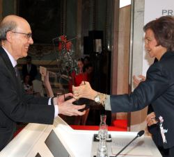 Su Majestad la Reina Doña Sofía entrega el Premio a la Mejor Iniciativa en Promoción de la Salud al presidente de la Fundación Acción Contra el Hambre