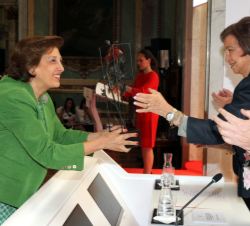 Su Majestad la Reina Doña Sofía entrega el Premio a la Mejor Iniciativa en Acción Social a la vicepresidenta de la Fundación Promoción Social de la Cu